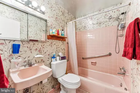 Bath - 921 Loxford Ter, Silver Spring, MD 20901 photo 1 of 4