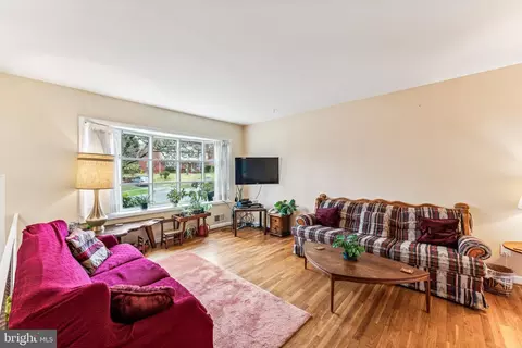 Living - 921 Loxford Ter, Silver Spring, MD 20901 photo 1 of 2