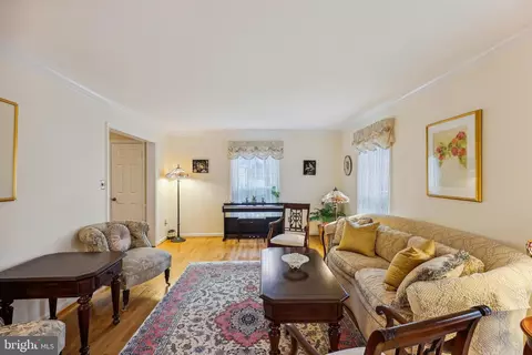 Living - 11229 Fall River Ct, Potomac, MD 20854 photo 3 of 7