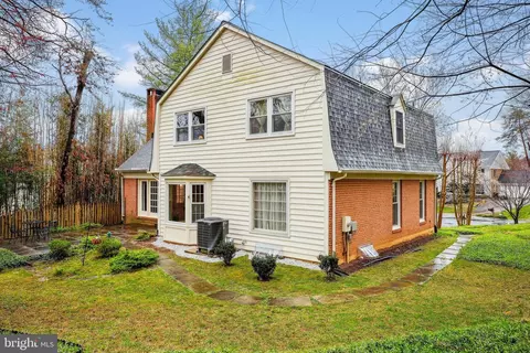 Exterior - 11229 Fall River Ct, Potomac, MD 20854 photo 4 of 6