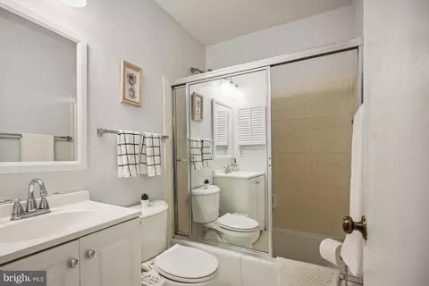 Bath - 11229 Fall River Ct, Potomac, MD 20854 photo 3 of 4