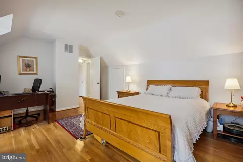 Bedroom - 11229 Fall River Ct, Potomac, MD 20854 photo 5 of 7