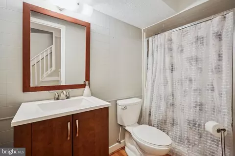 Bath - 11229 Fall River Ct, Potomac, MD 20854 photo 4 of 4