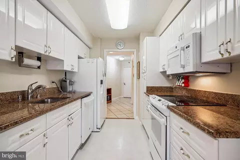 Kitchen - 14809 Pennfield Cir #401, Silver Spring, MD 20906 photo 3 of 6