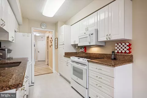 Kitchen - 14809 Pennfield Cir #401, Silver Spring, MD 20906 photo 4 of 6