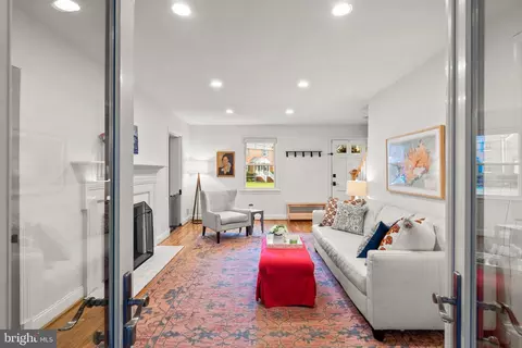 Living - 10115 Big Rock Rd, Silver Spring, MD 20901 photo 5 of 6
