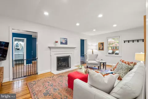 Living - 10115 Big Rock Rd, Silver Spring, MD 20901 photo 6 of 6