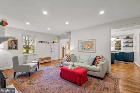 Living - 10115 Big Rock Rd, Silver Spring, MD 20901 photo 4 of 6