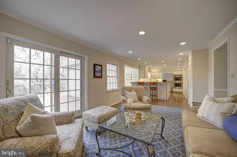 Living - 9 Sunrise Ct, Potomac, MD 20854 photo 4 of 5