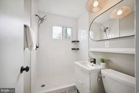 Bath - 9736 Glen Ave #203-97, Silver Spring, MD 20910 photo 1 of 1