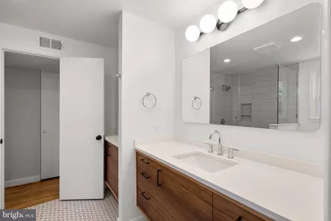 Bath - 505 Ellsworth Dr, Silver Spring, MD 20910 photo 3 of 7