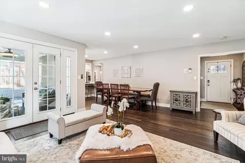 Living - 10206 Sutherland Rd, Silver Spring, MD 20901 photo 2 of 6