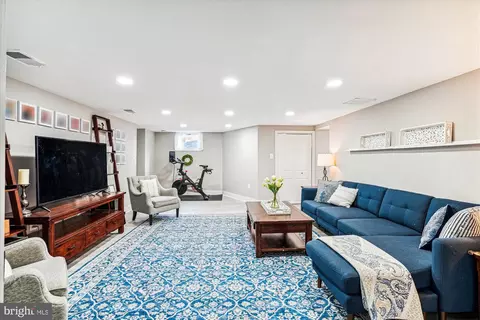 Living - 10206 Sutherland Rd, Silver Spring, MD 20901 photo 4 of 6