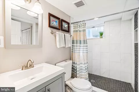 Bath - 10206 Sutherland Rd, Silver Spring, MD 20901 photo 3 of 3
