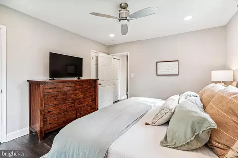 Bedroom - 10206 Sutherland Rd, Silver Spring, MD 20901 photo 2 of 10