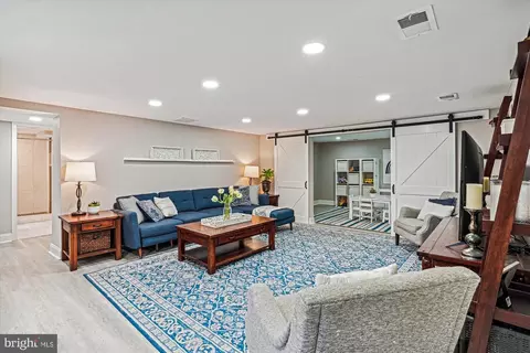 Living - 10206 Sutherland Rd, Silver Spring, MD 20901 photo 6 of 6