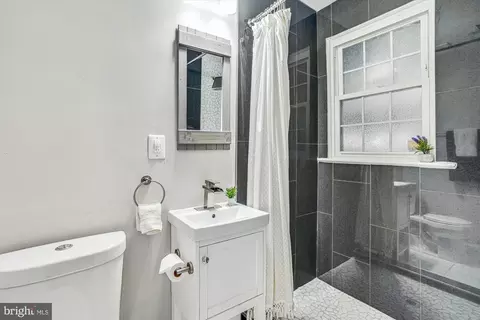 Bath - 10206 Sutherland Rd, Silver Spring, MD 20901 photo 2 of 3