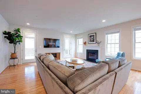 Living - 13720 Soaring Wing Ln, Silver Spring, MD 20906 photo 6 of 10