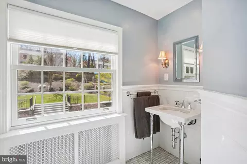Bath - 9315 Crosby Rd, Silver Spring, MD 20910 photo 4 of 8