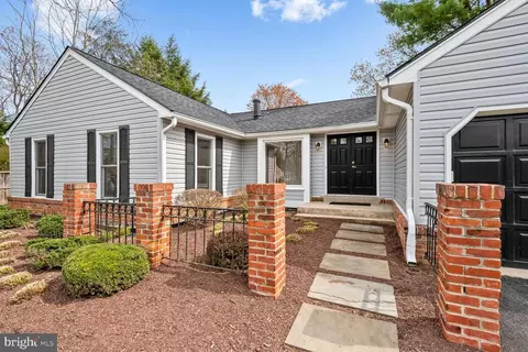 9469 Copenhaver Dr, Potomac, MD 20854