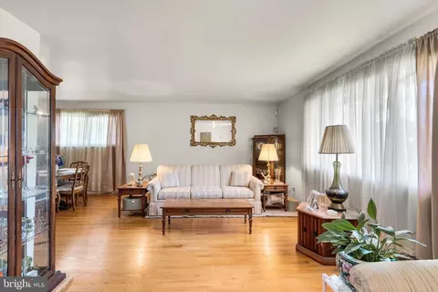 524 E Indian Spring Dr, Silver Spring, MD 20901 photo 4