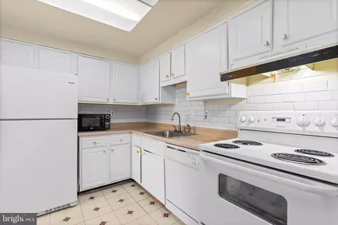Kitchen - 3910 Tynewick Dr #11, Silver Spring, MD 20906 photo 3 of 4