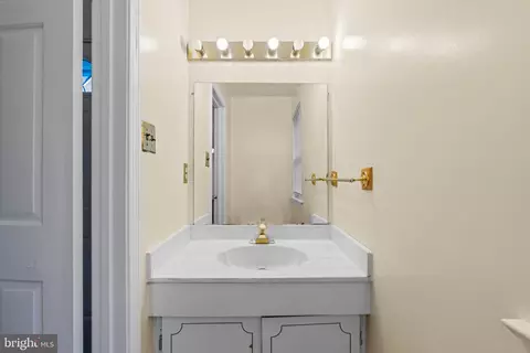 Bath - 3910 Tynewick Dr #11, Silver Spring, MD 20906 photo 1 of 4