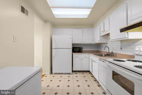 Kitchen - 3910 Tynewick Dr #11, Silver Spring, MD 20906 photo 2 of 4