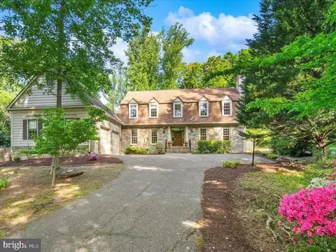 9118 Fernwood Rd, Bethesda, MD 20817