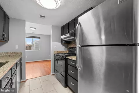 Kitchen - 10168 Shelldrake Cir, Damascus, MD 20872 photo 2 of 5