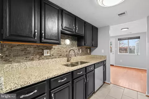 Kitchen - 10168 Shelldrake Cir, Damascus, MD 20872 photo 3 of 5
