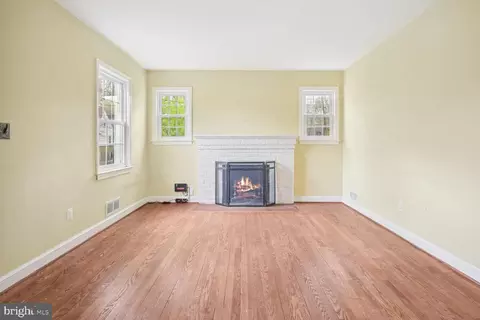 Living - 804 Dryden St, Silver Spring, MD 20901 photo 2 of 5