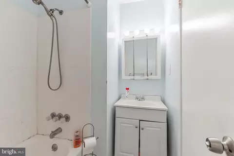 Bath - 17438 Hoskinson Rd, Poolesville, MD 20837 photo 2 of 4
