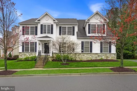 18401 Forest Crossing Ct, Olney, MD 20832