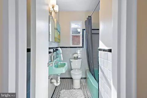 Bath - 1603 Sanford Rd, Silver Spring, MD 20902 photo 5 of 7