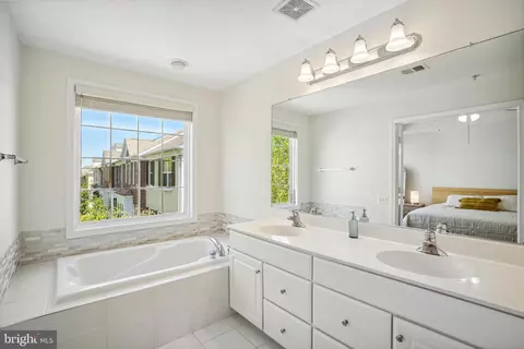 Bath - 2511 Kensington Blvd, Silver Spring, MD 20902 photo 2 of 5