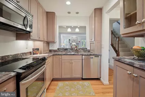 Kitchen - 2046 Derby Ridge Ln #3-9, Silver Spring, MD 20910 photo 3 of 4