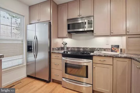 Kitchen - 2046 Derby Ridge Ln #3-9, Silver Spring, MD 20910 photo 2 of 4