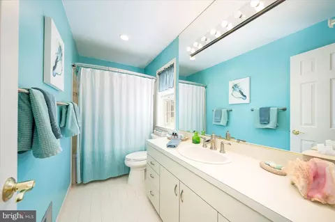 Bath - 10612 Stoneyhill Ct, Silver Spring, MD 20901 photo 3 of 5