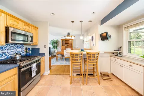 Kitchen - 10612 Stoneyhill Ct, Silver Spring, MD 20901 photo 4 of 7