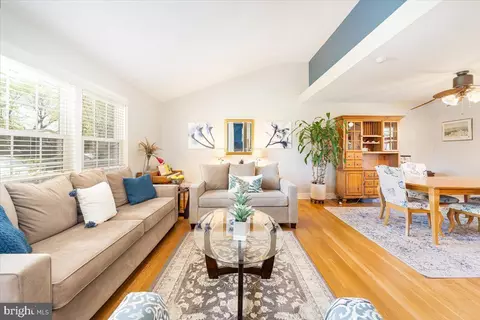 Living - 10612 Stoneyhill Ct, Silver Spring, MD 20901 photo 2 of 11