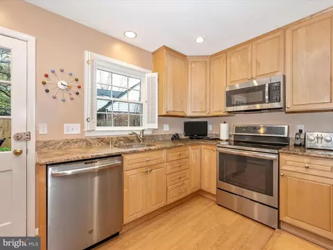 Kitchen - 11906 Devilwood Dr, Potomac, MD 20854 photo 3 of 4