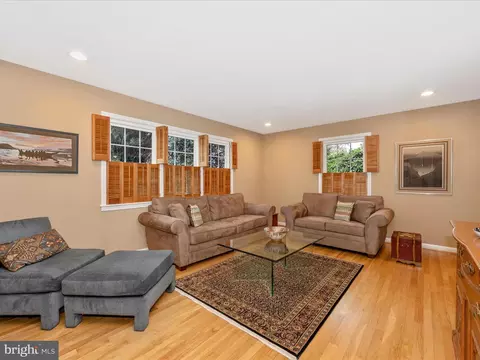 Living - 11906 Devilwood Dr, Potomac, MD 20854 photo 2 of 12