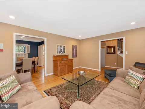 Living - 11906 Devilwood Dr, Potomac, MD 20854 photo 4 of 12