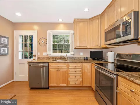 Kitchen - 11906 Devilwood Dr, Potomac, MD 20854 photo 4 of 4