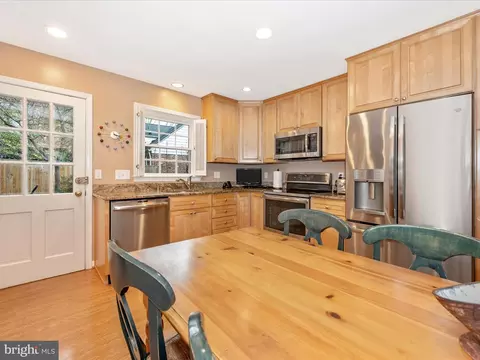 Kitchen - 11906 Devilwood Dr, Potomac, MD 20854 photo 2 of 4