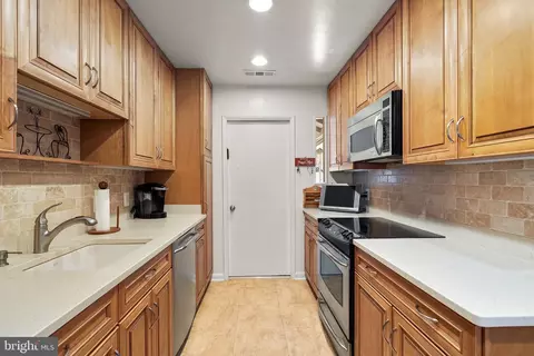 Kitchen - 4 Pimlico Ct #13-B, Silver Spring, MD 20906 photo 3 of 6