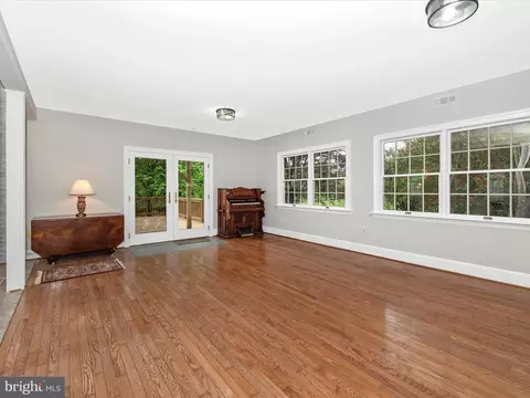 Living - 15920 Barnesville Rd, Boyds, MD 20841 photo 4 of 6