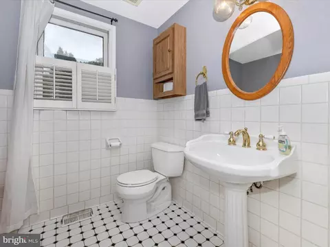 Bath - 15920 Barnesville Rd, Boyds, MD 20841 photo 4 of 5