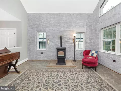 Living - 15920 Barnesville Rd, Boyds, MD 20841 photo 3 of 6